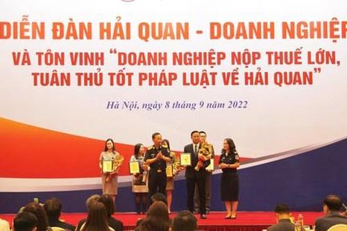Trao Kỷ niệm chương cho DN nộp thuế lớn, tuân thủ tốt pháp luật về hải quan