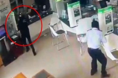 Camera ghi cảnh tên cướp uy hiếp nhân viên nhà băng ở Đồng Nai