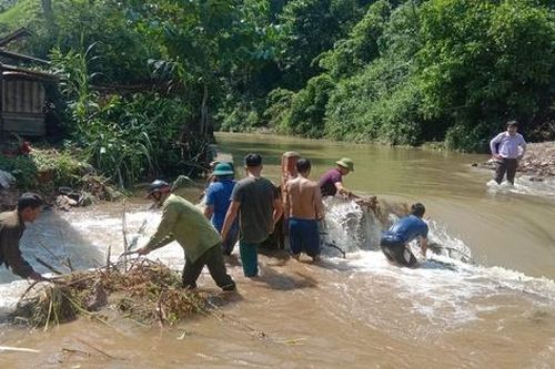 Nghệ An ngập lụt, 1 học sinh đi chăn bò bị nước cuốn mất tích
