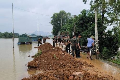 Hà Nội: Nhiều khu vực ngập sâu ở huyện Chương Mỹ vẫn đang chờ nước rút