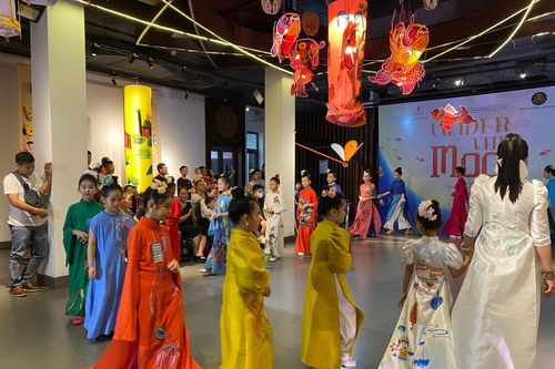 Trình diễn thời trang thiếu nhi tại phố cổ Hà Nội