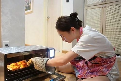 Hoa hậu Lương Thùy Linh làm 150 chiếc bánh Trung thu tặng người vô gia cư