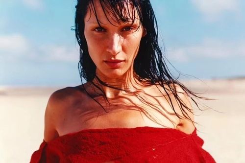 Bella Hadid khóc mỗi đêm