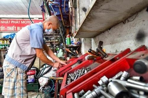 Thu nhập tăng cao của thợ sửa xe máy khi TP.HCM vào mùa mưa