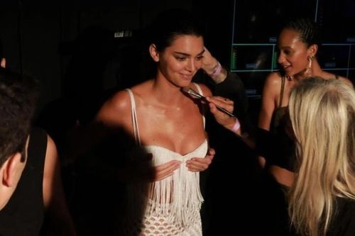 Ảnh hậu trường của Kendall Jenner, Bella Hadid