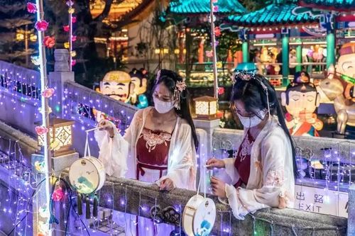'Hằng Nga' đeo khẩu trang đi chơi Trung thu ở Hong Kong