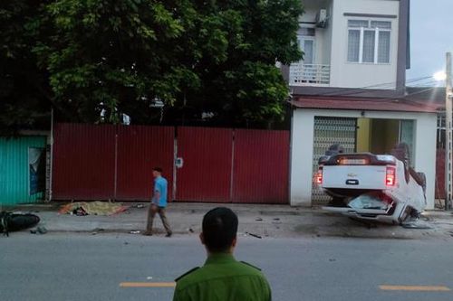 Xe bán tải tông 2 xe máy rồi lật ngửa, 2 người tử vong