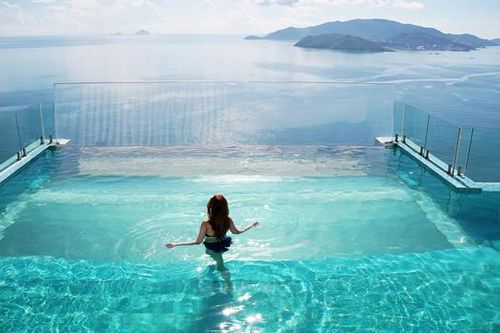 Nha Trang có hồ bơi vô cực nước mặn đáy bằng kính cao nhất Việt Nam