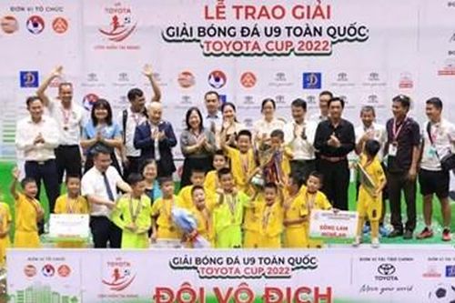 'Truyền lửa' đam mê bóng đá