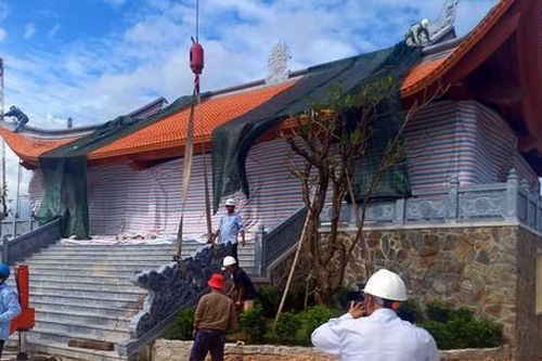Tháo dỡ công trình đền thờ không phép trong dự án cảng quốc tế
