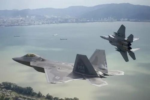 Xem tiêm kích F-22 Raptor diễn tập 'vồ' Diều hâu F-15