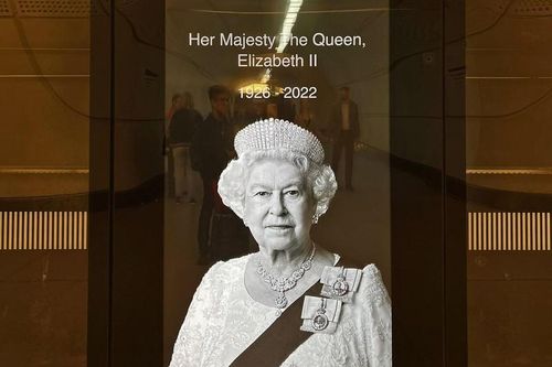 'Biển người' tới Cung điện Buckingham tiễn biệt Nữ hoàng Elizabeth II