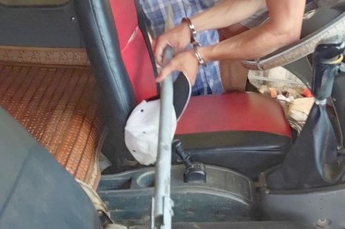 Đứng vẫy xe bên đường, bất ngờ bị kẻ lạ mặt đánh nhập viện