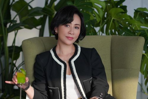 Ngỡ ngàng vóc dáng gợi cảm ở tuổi U60 của ngôi sao Lưu Gia Linh