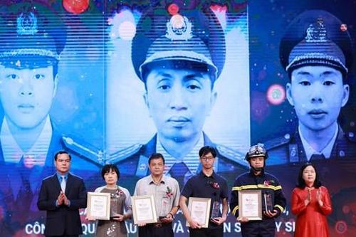 3 chiến sĩ phòng cháy chữa cháy được vinh danh trong chương trình Vinh quang Việt Nam