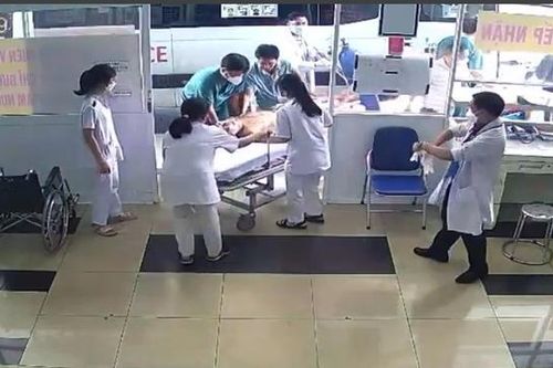 Suýt tử vong vì hóc bánh trung thu