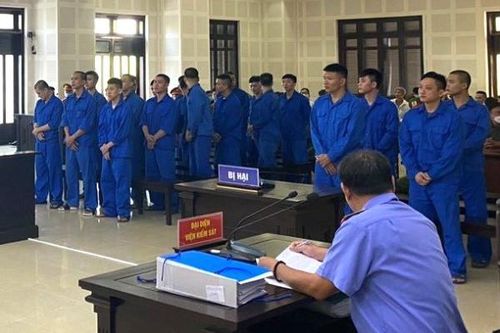 Xách hung khí hỗn chiến náo loạn trung tâm Đà Nẵng, 21 thanh niên vào tù