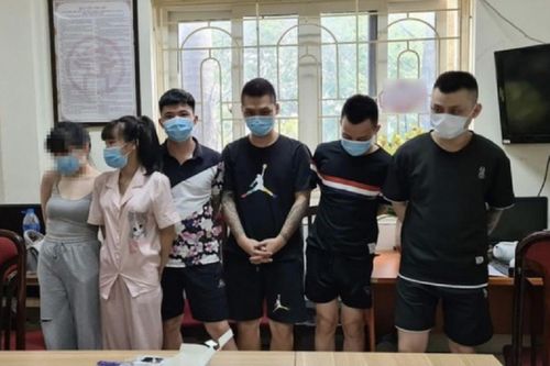 8 nam thanh nữ tú 'bay lắc' trong căn hộ chung cư ở Hà Nội