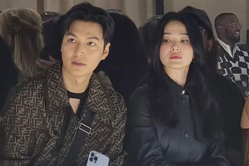 Bức ảnh Lee Min Ho ngồi cạnh Song Hye Kyo gây náo loạn showbiz