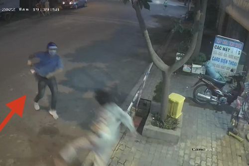 Bình Dương: Hai tên trộm xe rút hung khí, xịt hơi cay chống trả người dân