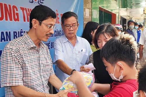 Tặng quà Trung thu cho trẻ em có hoàn cảnh khó khăn ở TP. Long Xuyên