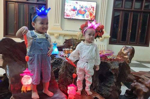 Cặp song sinh Mộc Miên, Bá Khánh lần đầu tiên được đón Tết Trung thu