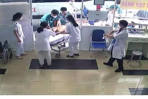 Kịp thời cứu người đàn ông bị hóc bánh Trung thu nguy kịch