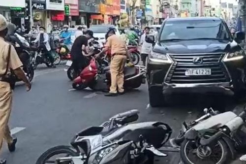 Ô tô Lexus 570 'lùa' hàng loạt xe máy, 5 người bị thương