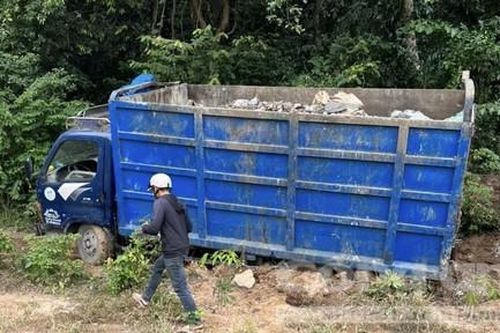 Bắt quả tang 2 xe tải đổ hàng tấn chất thải bốc mùi hôi ra môi trường