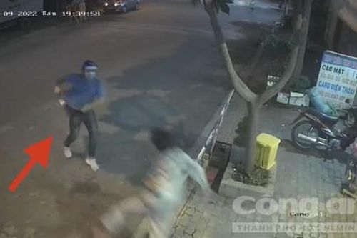 Hai tên trộm xe rút dao, xịt hơi cay chống trả người dân khi bị vây bắt