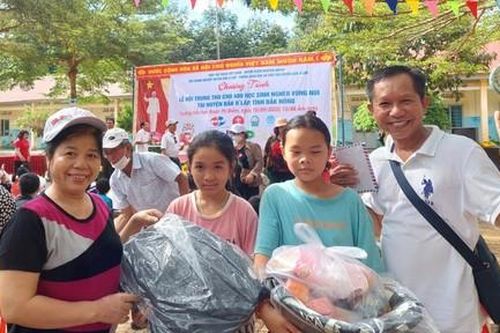 Trao 400 phần quà cho học sinh nghèo vùng sâu, vùng xa vui đón Trung thu
