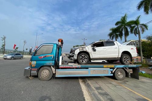 Bắc Giang: Xe bán tải tông 2 xe máy, 4 người thương vong