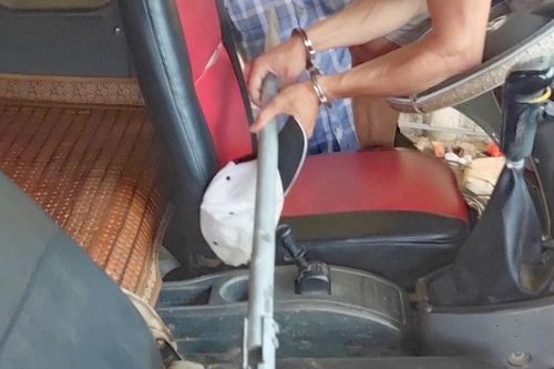 Đứng vẫy xe bên đường, người đàn ông bị đánh gãy xương hàm