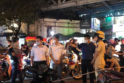 Chủ tịch UBND quận Hoàn Kiếm kiểm tra đột xuất, yêu cầu xử lý tình trạng trông giữ xe trái phép