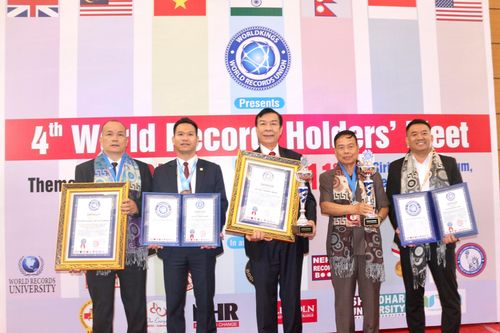 Anh hùng lao động Nguyễn Quang Mâu đón nhận danh hiệu 'Giáo sư danh dự' của Viện Đại học Kỷ lục Thế giới