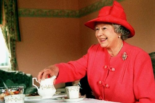 Cách Nữ hoàng Elizabeth II thưởng trà