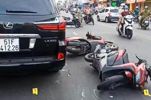 Tài xế Lexus LX570 khai đạp nhầm chân ga, tông hàng loạt xe máy
