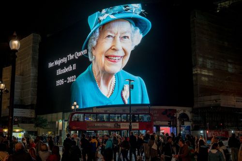 Nữ hoàng Elizabeth II ra đi giữa lúc Anh biến động