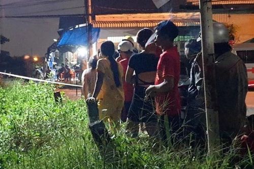 Nhóm thanh niên tá hỏa khi phát hiện bạn gục chết dưới cống nước