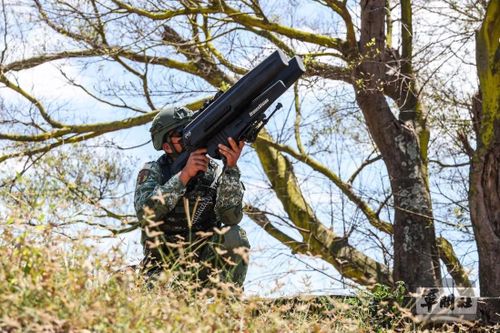 Đài Bắc lần đầu xác nhận UAV đại lục vượt qua đường trung tuyến