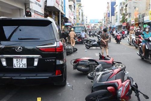 Xế hộp tông hàng loạt xe máy khiến nhiều người bị thương