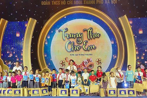 'Trung thu cho em' trao 100 học bổng tặng thiếu nhi hoàn cảnh khó khăn