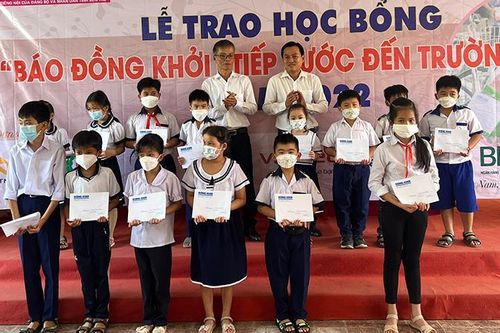 Bến Tre trao 135 suất học bổng tiếp bước đến trường