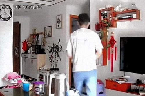 Tên trộm chạm mặt chủ nhà khi đang hành nghề