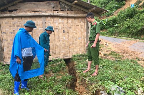 Một vết nứt lớn xuất hiện sau mưa lũ đe dọa 52 hộ dân ở Nghệ An