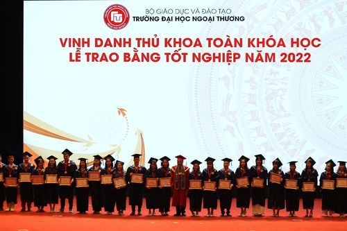 Trường ĐH Ngoại thương trao bằng tốt nghiệp cho 2.234 tân cử nhân