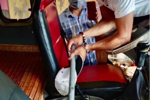 Côn đồ dùng tuýp sắt đánh trọng thương người xin đi nhờ xe