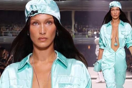 Bella Hadid để ngực trần trên sàn catwalk