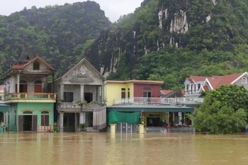 Hàng trăm ngôi nhà ở Ninh Bình bị chia cắt bởi nước lũ