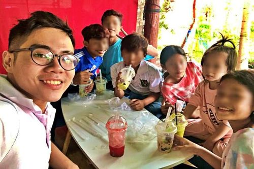 Chàng trai mở lớp học tình thương, hỗ trợ cả trẻ em châu Phi